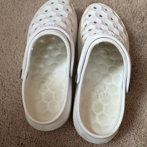 Joybees croc like shoes - Picture 2 of 3